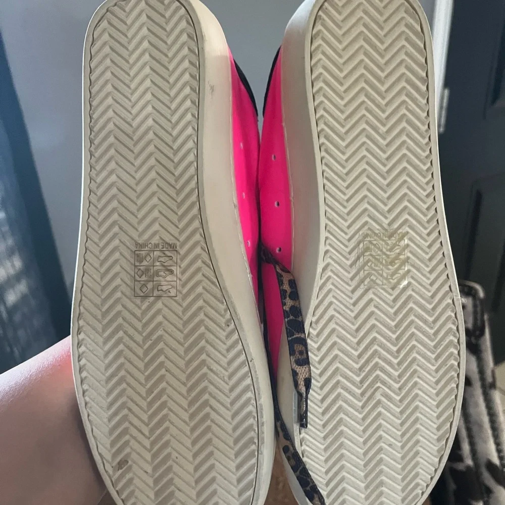 Women’s Neon Pink Glitter Star Low-Top Sneakers - Picture 4 of 4